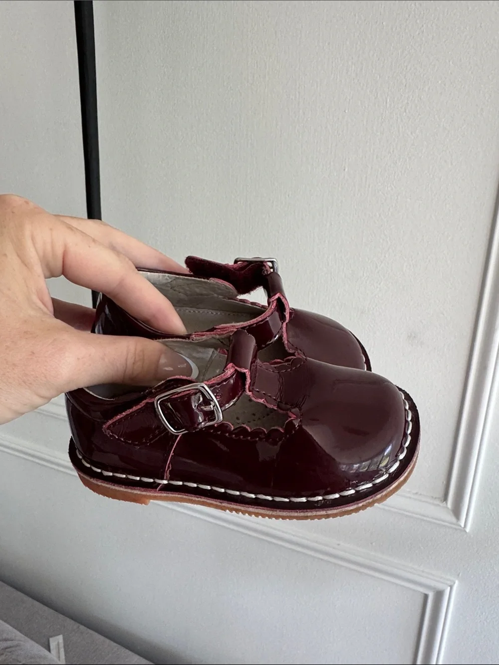 L'Amour Girls Selina Scalloped Patent T-Strap Mary Janes in Burgandy Size 5
